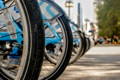 Gros plan sur les roues de plusieurs vélos en ville