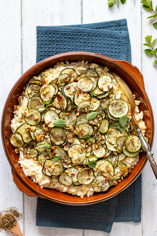 Orzo crémeux à la féta et courgettes rôties