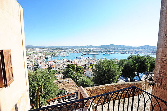  Ibiza
- Esta propiedad de alta calidad en venta le ofrece una vista única de Dalt Vila