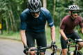 Deux cyclistes sur leurs vélos de route en train de monter 