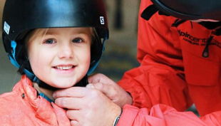 alpincenter kind mit skihelm