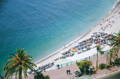 Vue de haut sur la plage et la mer Méditerranée à Nice