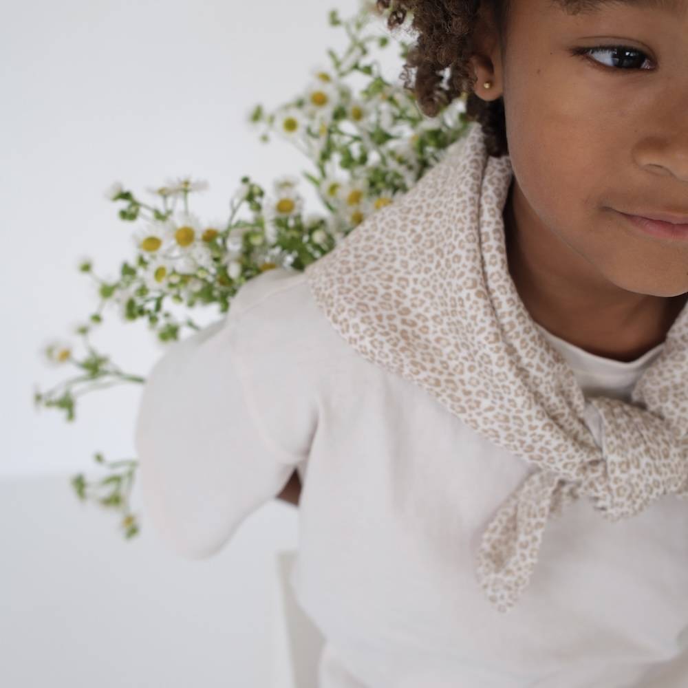 foulard motif doux neutre raffiné pour bébé et enfant, en coton doux et bambou et respirant, certifié OEKO-TEX, idéal pour compléter une tenue d’enfant chic et confortable fraises rouges et blanches