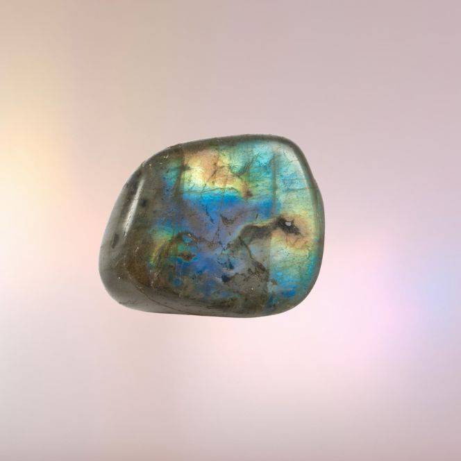 Labradorite – pierre de protection et d’équilibre, idéale pour protéger les enfants des énergies négatives et favoriser leur confiance intérieure.