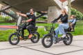 Gazelle Paris C7 elektrische stadsfiets met lage instap, afgebeeld in zijaanzicht op neutrale achtergrond, met Bosch middenmotor, gesloten kettingkast, verende voorvork en zadelpen, MIK-bagagedrager en spatborden – gericht op comfortabel dagelijks gebruik en woon-werkverkeer.