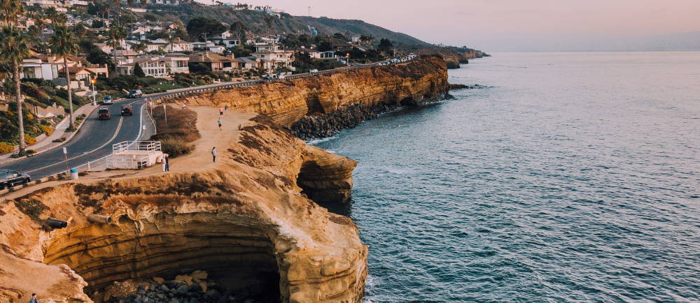 a walkway and street along the san diego shoreline
