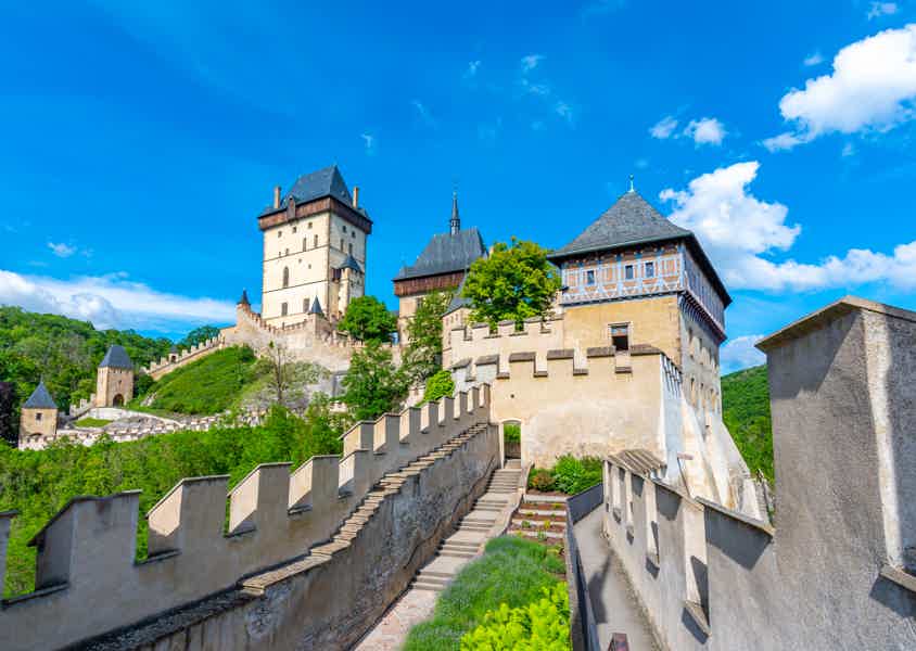 Fairytale Karlstejn Castle in Retro-Style Car - photo 2