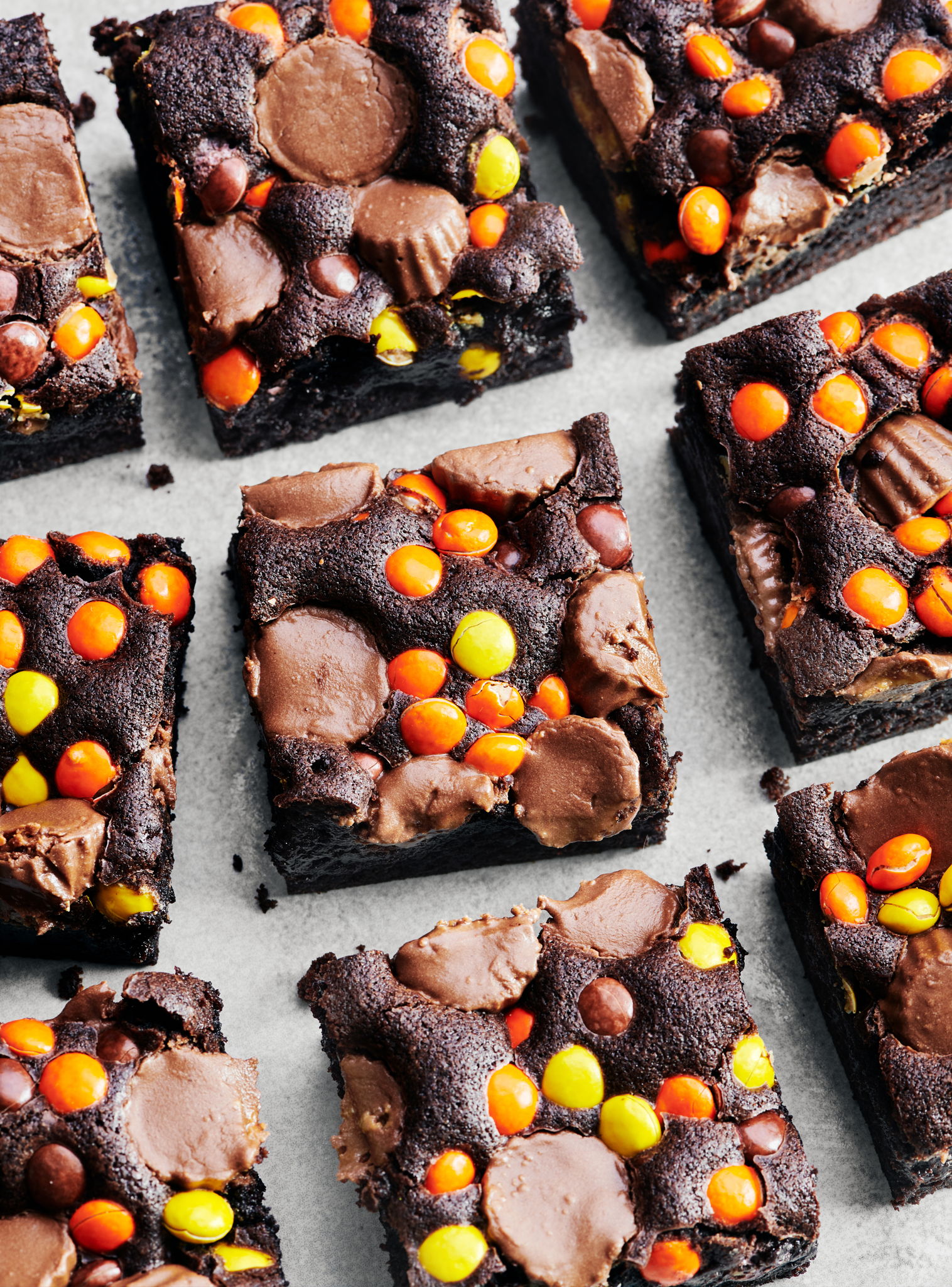Peanut Butter and Chocolate Candy Brownies | RICARDO