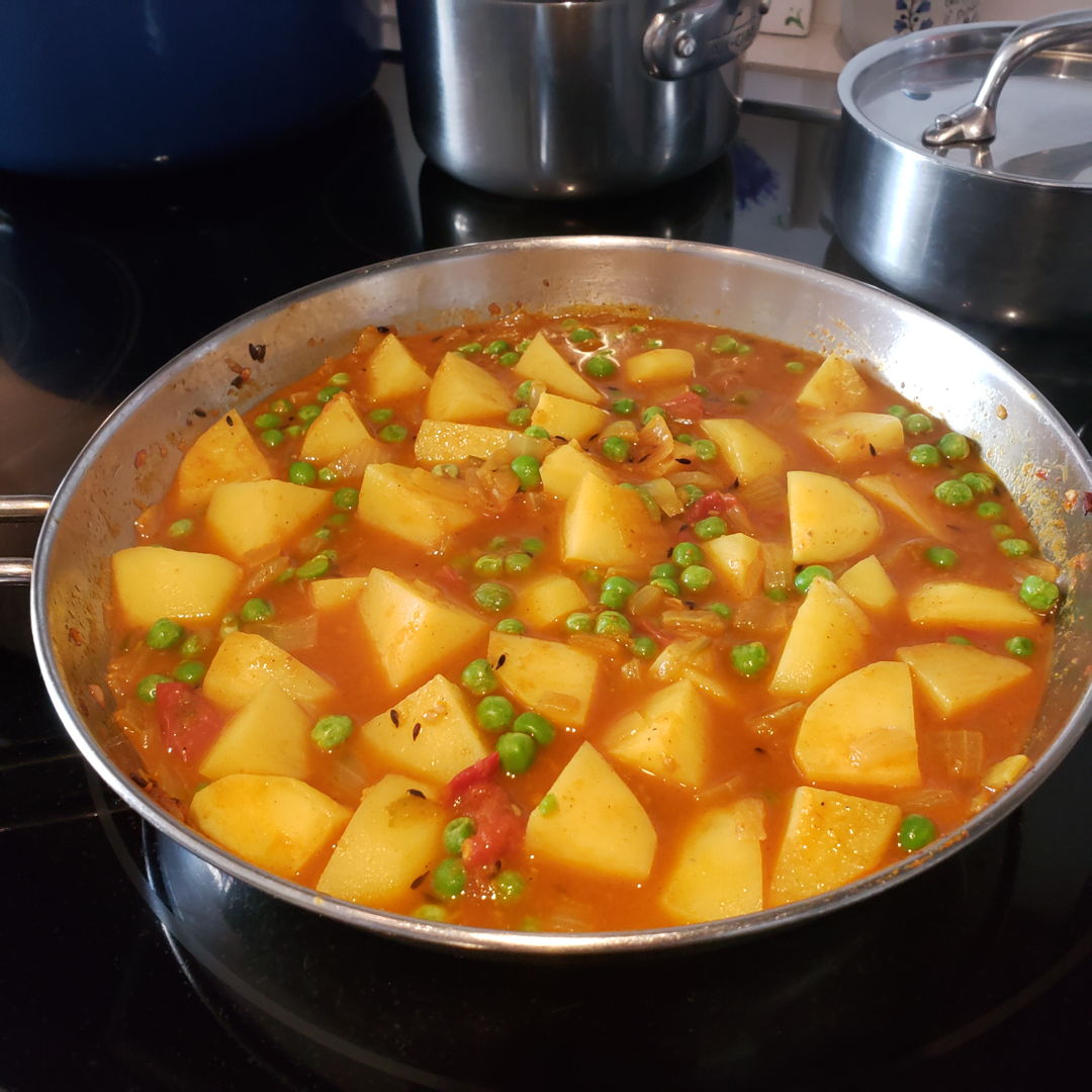 Preparing aloo matar for Diwali dinner.
Will go to purchase some naan and palak as well as some indian sweets