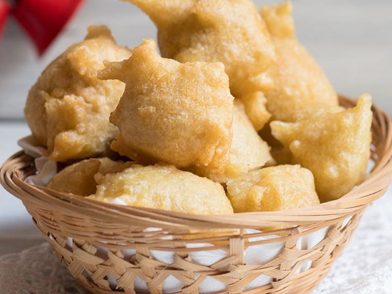 Kochkurse Bari: Wir machen Petrolle oder Focaccia in dieser Seratina zusammen.