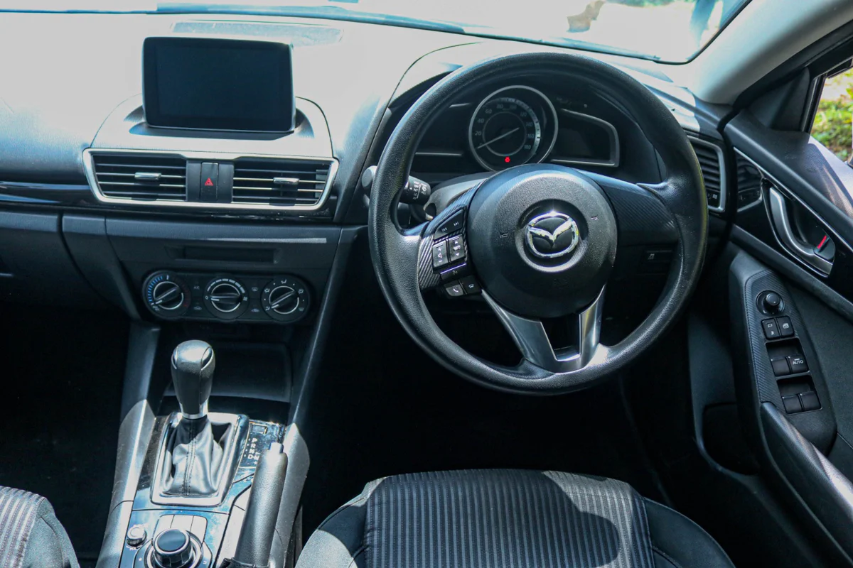 2016 Mazda Axela — Royal Max Motors — photo 5 of 14