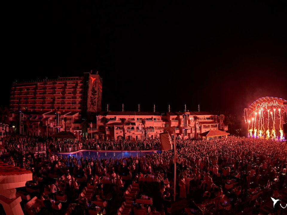 Audience of Armin van Buuren at Ushuaia Ibiza