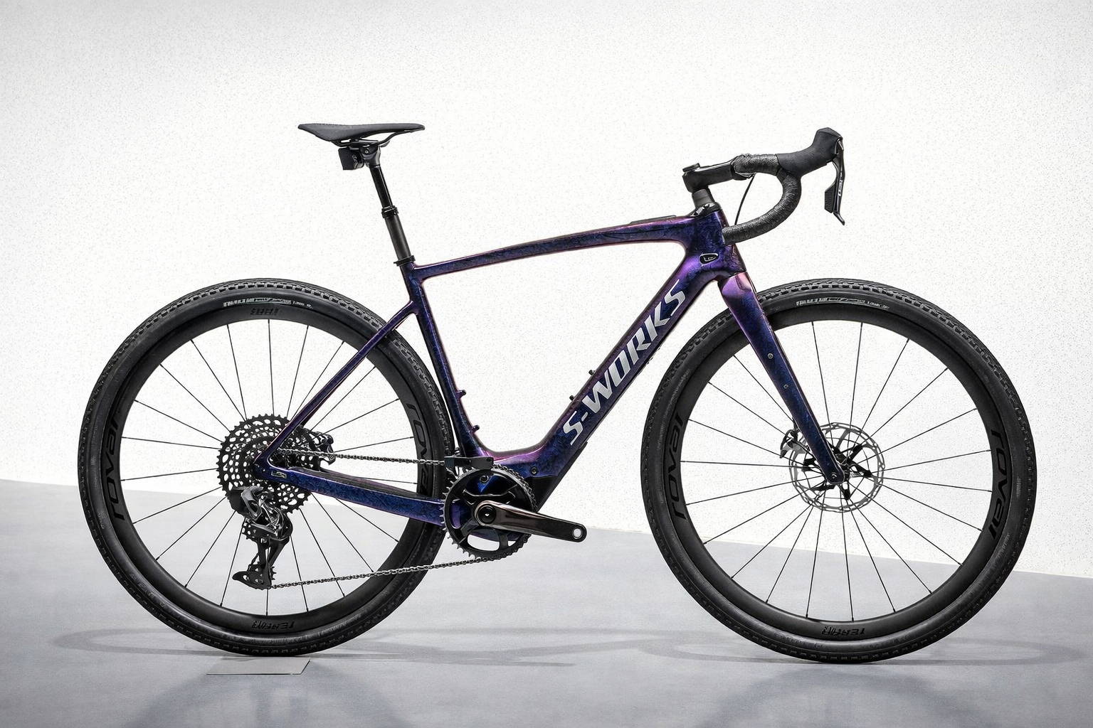 Specialized S-Works Turbo Creo 2 e-gravel bike met carbon frame, Roval carbon wielen en brede gravelbanden, zijaanzicht.