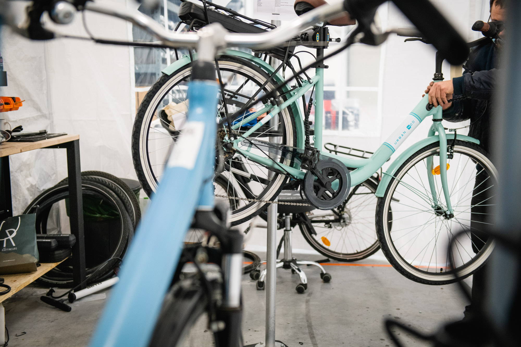 Atelier mécanique de vélos électriques.