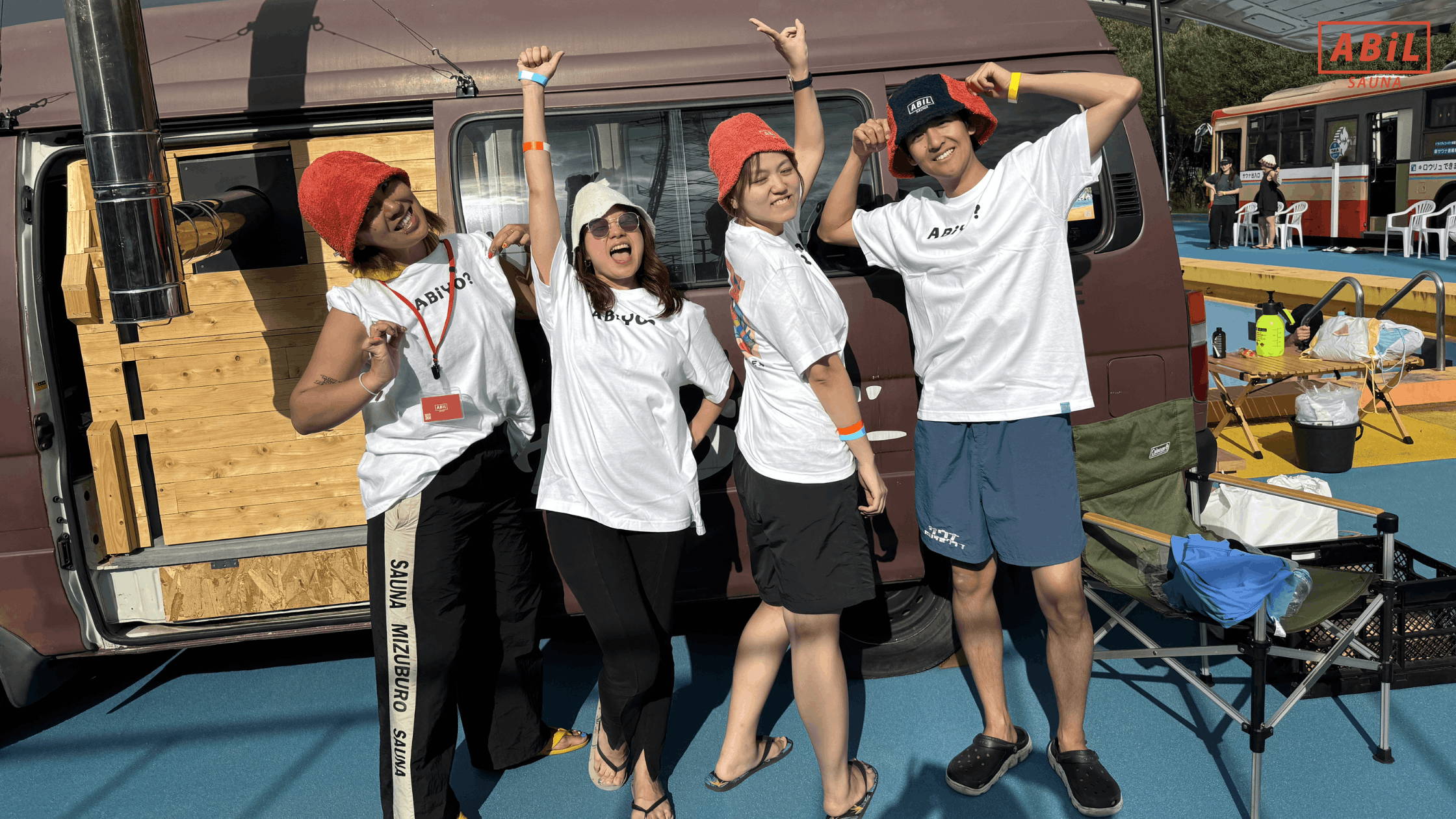 ABiYO?Tシャツを着てサウナを楽しむ男女グループの様子