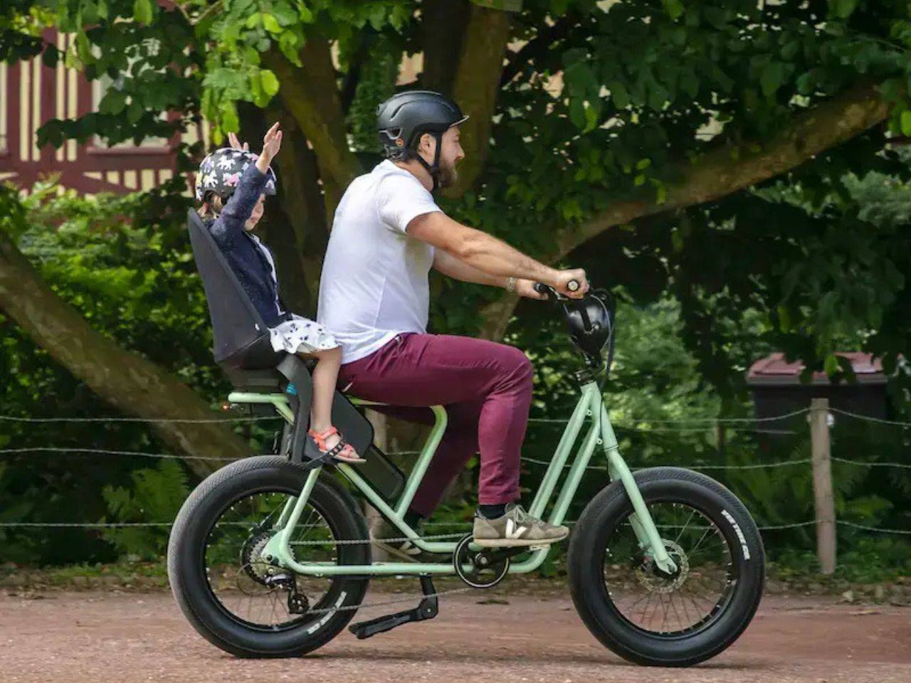 Un homme se promène dans Paris avec son vélo électrique acheté dans la boutique ShiftBikes