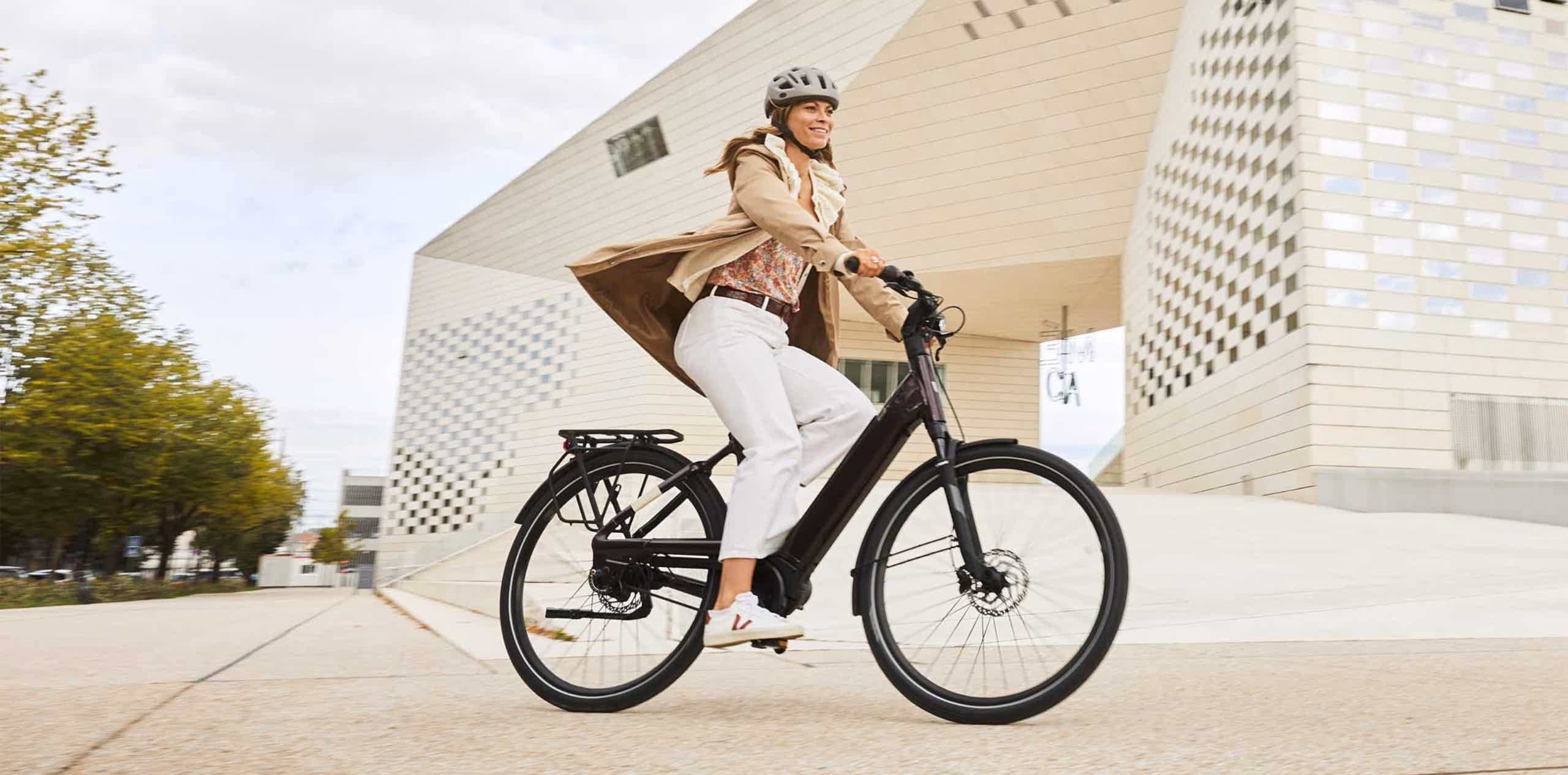 Imagen de archivo de una chica rodando sobre una e-bike.