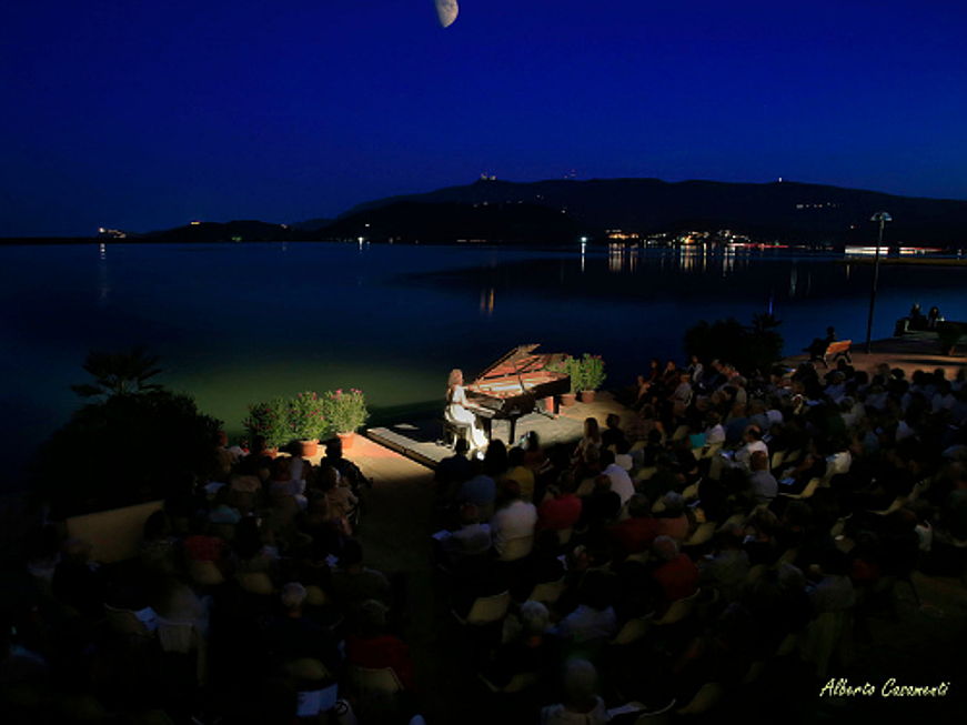  Castiglione della Pescaia
- Orbetello Piano Festival E&V notte.png