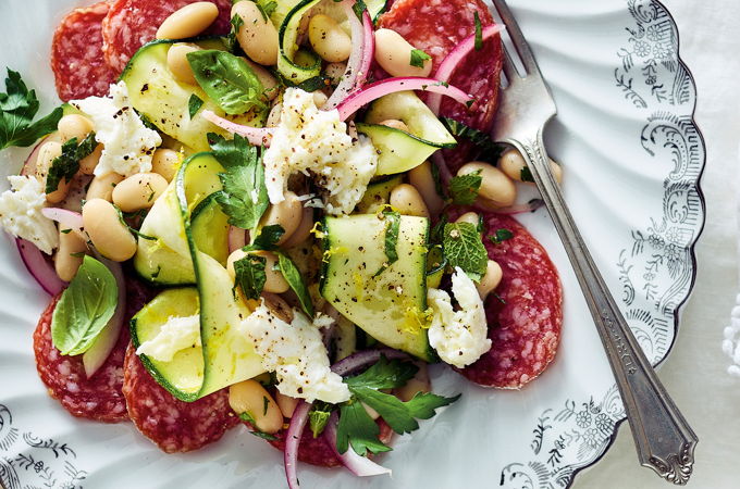 Entrée de saucisson et de mozzarella di bufala