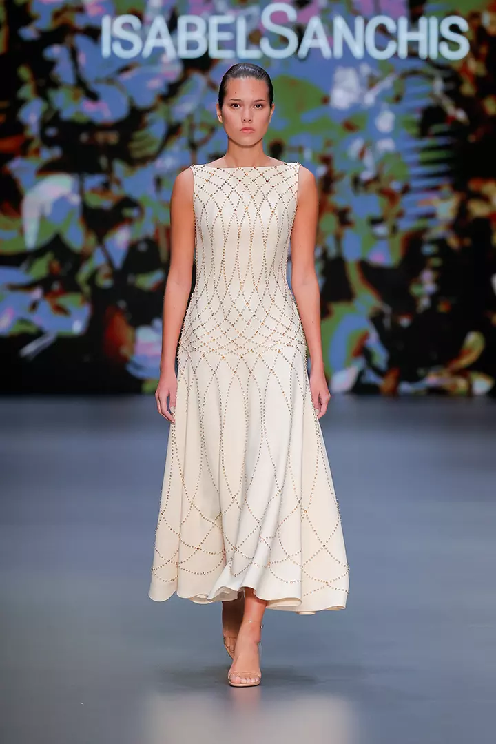 Un mannequin portant une robe de Isabel Sanchis pendant la Fashion Week de Barcelone Look 2