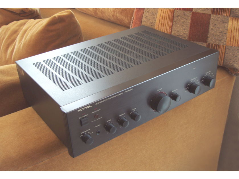 Beautiful ROTEL Integrated Amplifier RA-985 BX with Remote Control In Exceptional Condition Functionally & Cosmetically