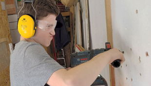 teens at work junge akkubohrer