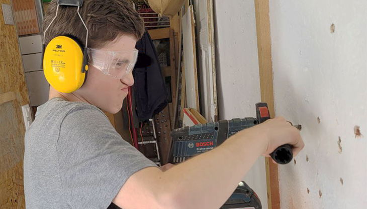 teens at work junge akkubohrer