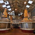 Salle de distillation avec quatre alambics traditionnels Pot Stills de la distillerie Ben Nevis dans les Highlands de l'ouest d'Ecosse