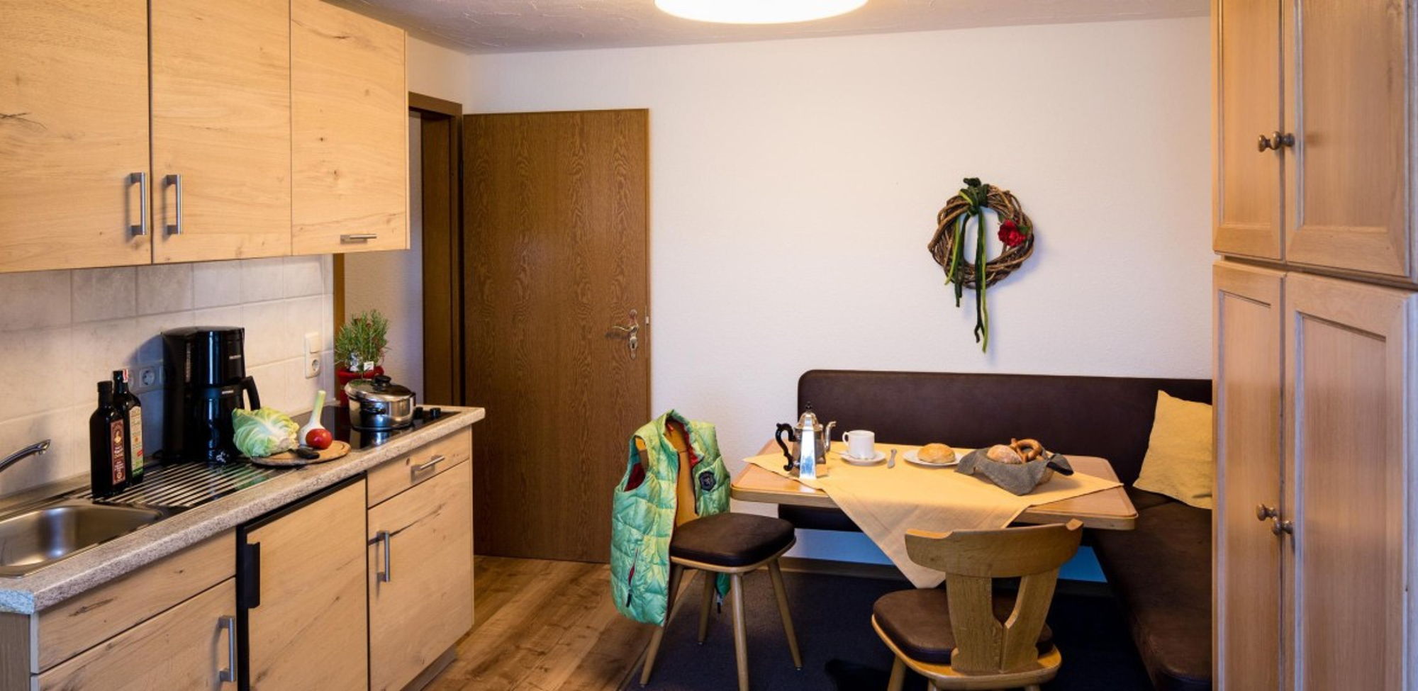 Geräumige Küche in Ferienwohnung mit Südbalkon