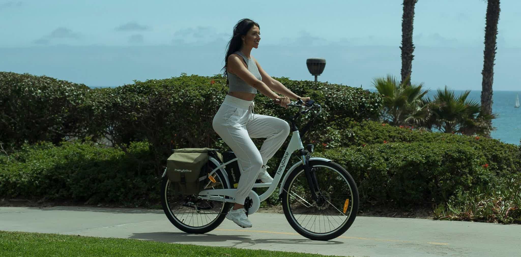 mujer en ruta de bicicleta reacondicionada electrica de montaña viendo el panorama