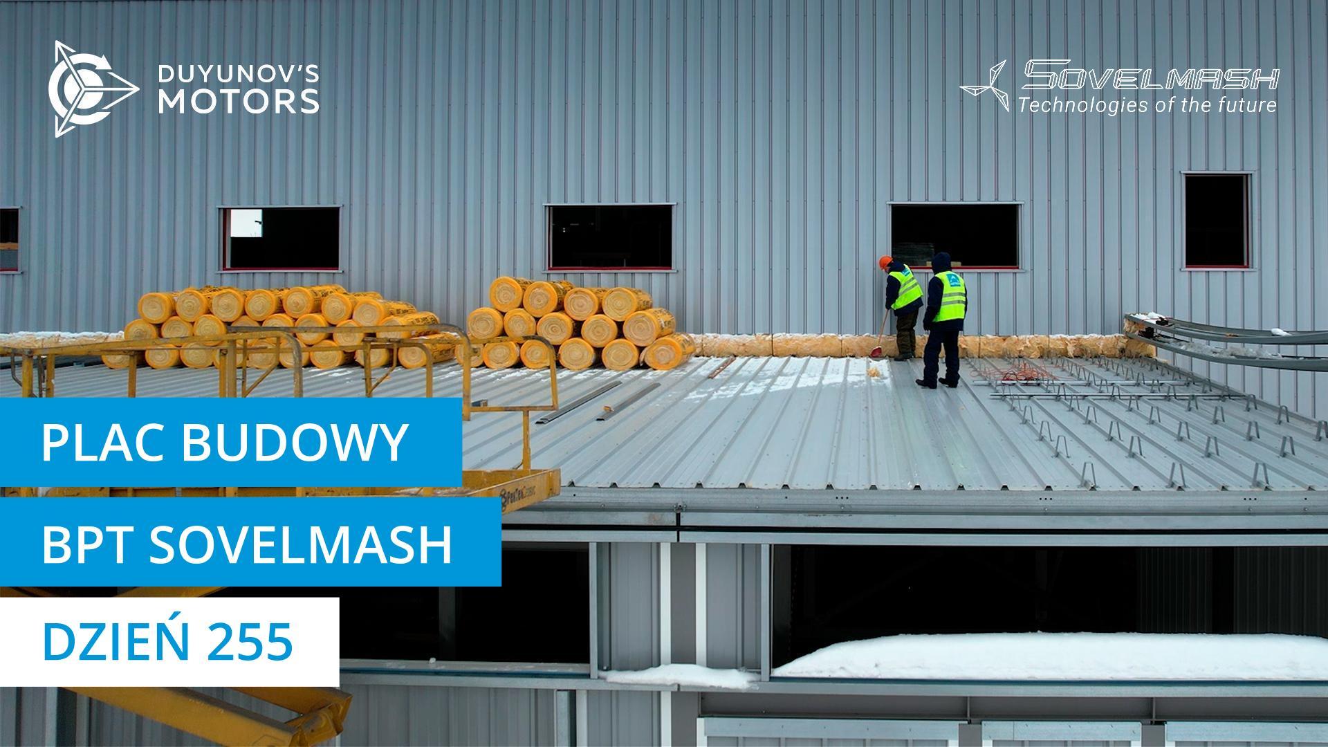 Montaż wewnętrznych ścian działowych, rozpoczęcie montażu dachu na dobudówkach parterowych | Dzień 255