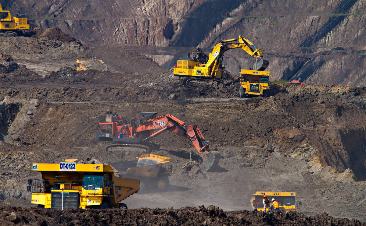 Camions et machines d'extraction de diamant dans une mine à ciel ouvert