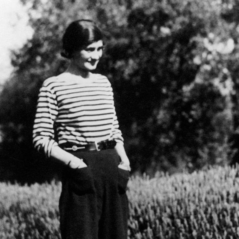 Gabrielle Chanel vestida con una camiseta de mangas largas con rayas