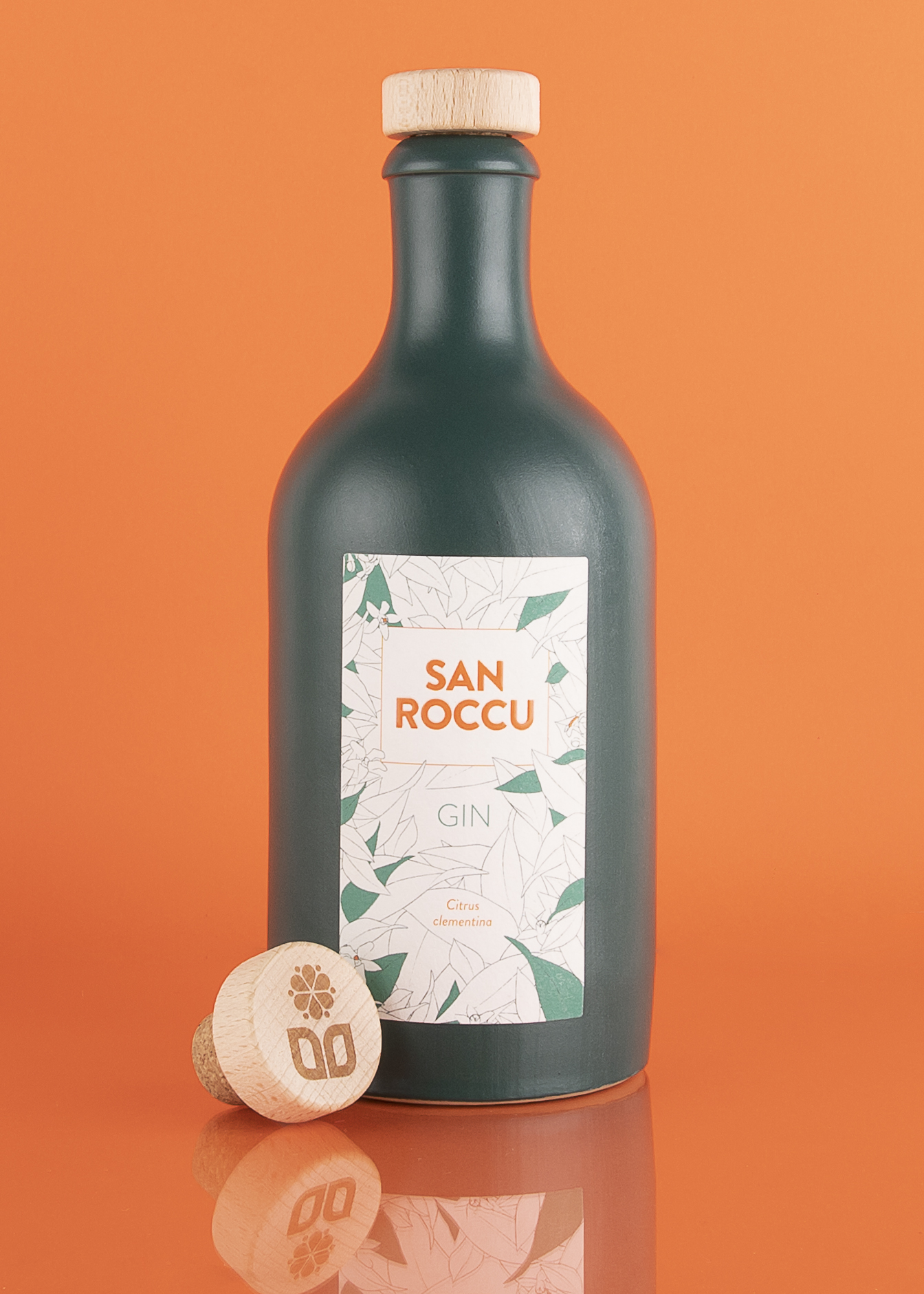Packshot projet Bloom Soul Gin San Roccu. Bouchon tête bois naturel, liège garantie Altop DIAM. 