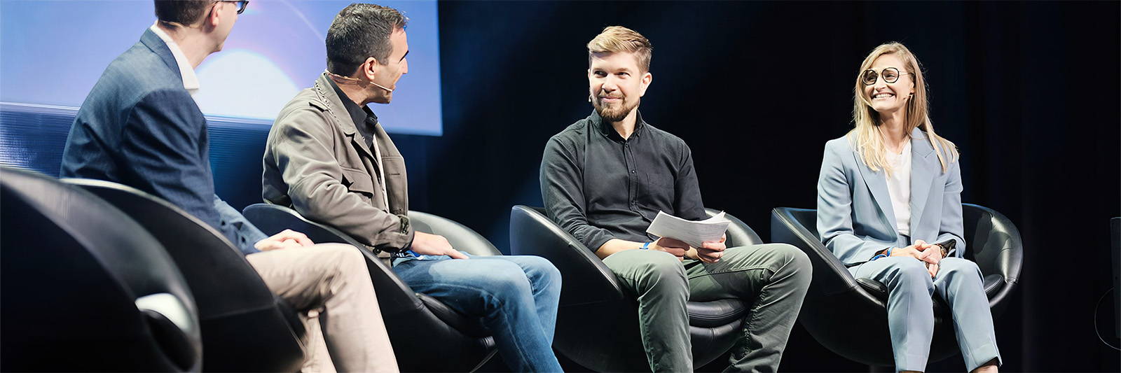 Dreh Sessel mieten für Podiumsdiskussion auf der Event Bühne