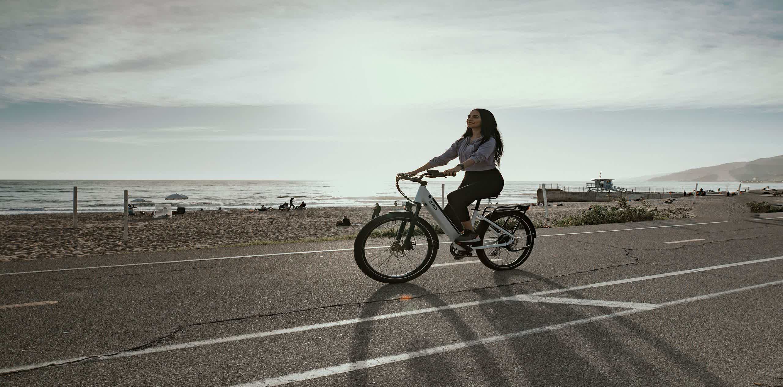 mujer en ruta de bicicleta reacondicionada electrica de montaña viendo el panorama