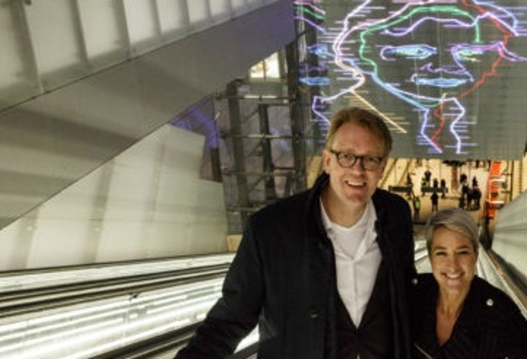 Boven: Onno en Manon op de roltrap in station Vijzelgracht, waar boven het kunstwerk Ramses Shaffy van kunstenaar Marjan Laaper is. Foto: Gé Dubbelman Rechts: Als alle lichtlijnen aan staan, herken je het gezicht van Ramses Shaffy in het kunstwerk van Marjan Laaper. Op andere momenten zie je een, twee of meerdere lijnen oplichten. Foto: Gert Jan van Rooijen Boven: Onno en Manon op de roltrap in station Vijzelgracht, waar boven het kunstwerk Ramses Shaffy van kunstenaar Marjan Laaper is. Foto: Gé Dubbelman Rechts: Als alle lichtlijnen aan staan, herken je het gezicht van Ramses Shaffy in het kunstwerk van Marjan Laaper. Op andere momenten zie je een, twee of meerdere lijnen oplichten. Foto: Gert Jan van Rooijen