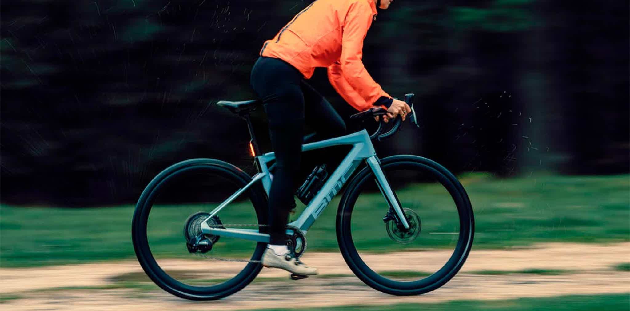 Imagen de recurso de una persona rodando con una e-bike BMC.
