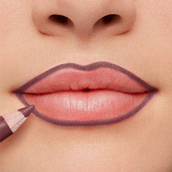 Lèvres de femme portant du crayon à lèvres
