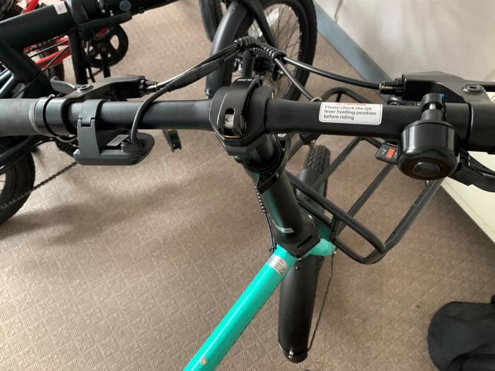 タープと電動折りたたみ自転車