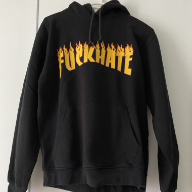 F*CK HATE in Flammen Hoodie 