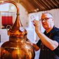Kevin Cameron Ross en pleine vérification à la distillerie Loch Ness Spirits dans les Highlands du nord-ouest d'Ecosse