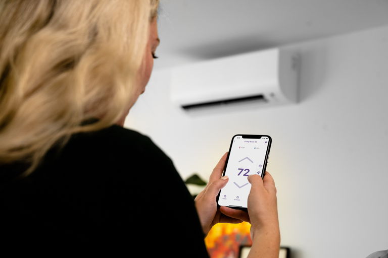 using smart thermostat app to control mini split heat pump