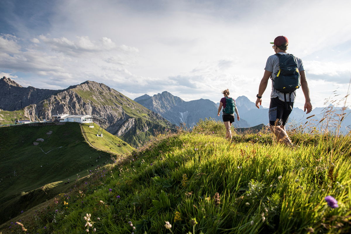Wanderer auf einem Panoramaweg in den Bergen des Kleinwalsertals bei Mittelberg.