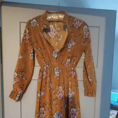 Hübsches Kleid, dicker Stoff
