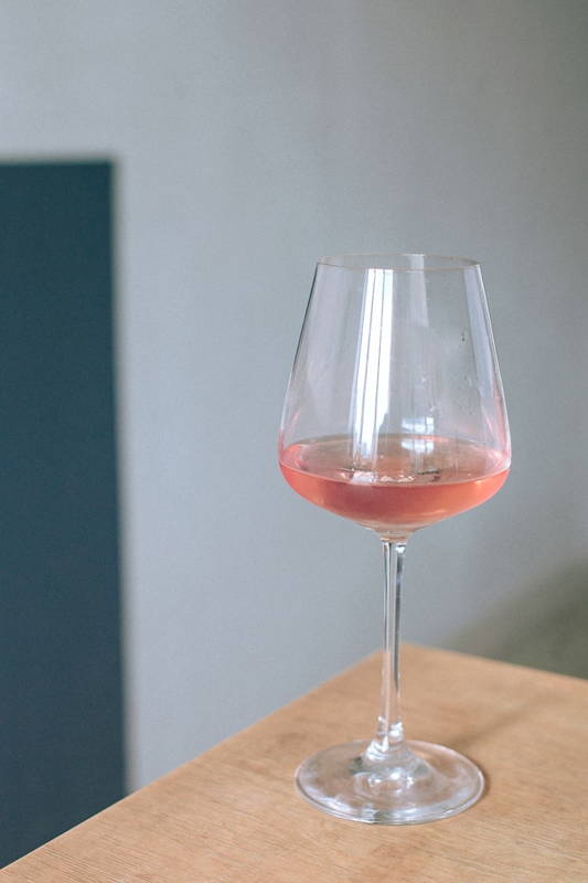 Bouteille de vin rosé sur une table