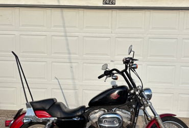 2008 HARLEY-DAVIDSON XL 883C SPORTSTER CUSTOM (TWO-TONE) motorcycle for rent near North Riverside, IL