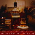 Bouteille de Single Malt Scotch Whisky Highland Park Single Cask Release 11 ans d'âge posée sur une table à côté d'un verre de dégustation de Whisky Glencairn et d'une bougie