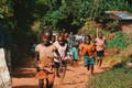 Afrikanische Kinder laufen.