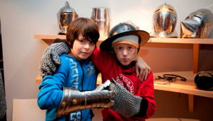 kindermuseum adlerturm kinder mit ritter kostümen